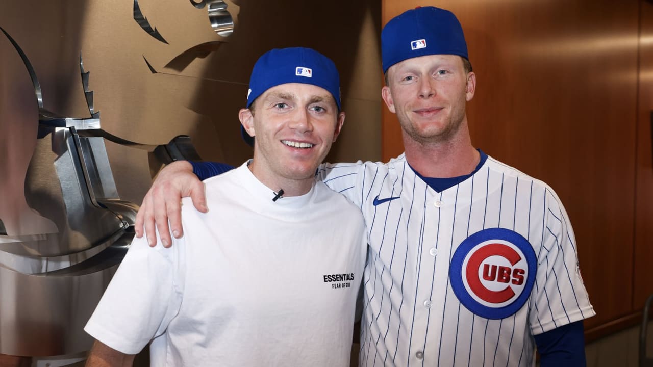Kane throws out 1st pitch before Cubs game at Wrigley Field