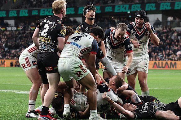 Daley Cherry-Evans scores a late try that won the match for the Roosters.