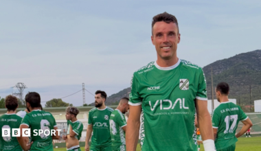A smiling Roberto Bautista Agut in the CD Els Ibarsos green kit