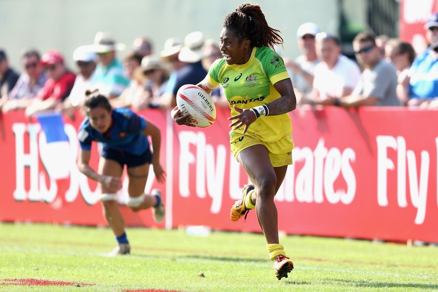 Ellia Green scoring a try for Australia in 2015.
