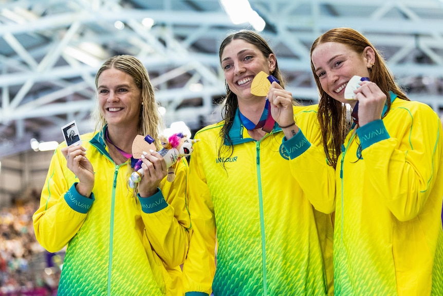 Shayna Jack, Meg Harris and Mollie O'Callaghan with their 100m freestyle medals at the Commonwealth Games.