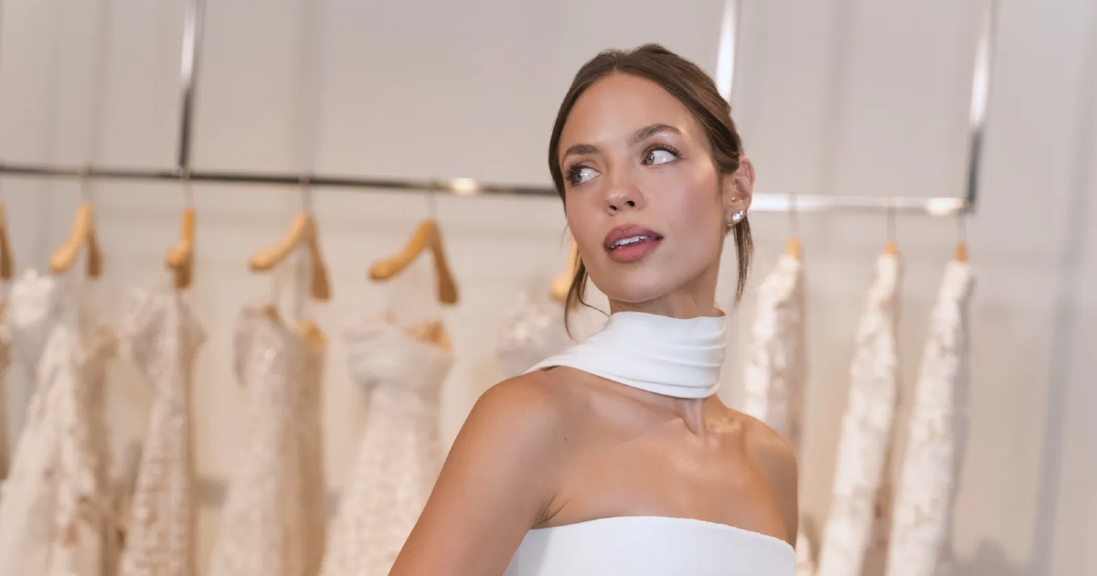 Claudia Sulewski married Finneas in Oscar de la Renta