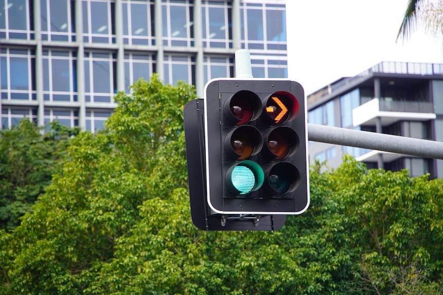 A set of traffic lights with one green and a red arrow.