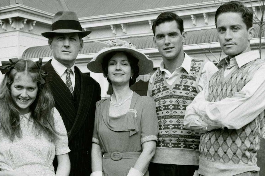 Three men and two women, two of the people are wearing hats, the clothing is old fashioned, black and white pic.