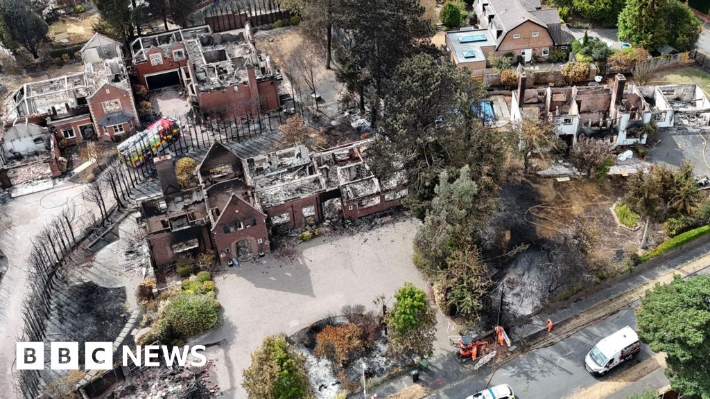 Fires prompt national alert as 19 homes destroyed - BBC