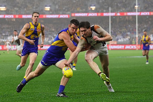 Elliot Yeo of the Eagles and Will Day of the Hawks contest for the ball during the clash at Optus Stadium on Sunday.