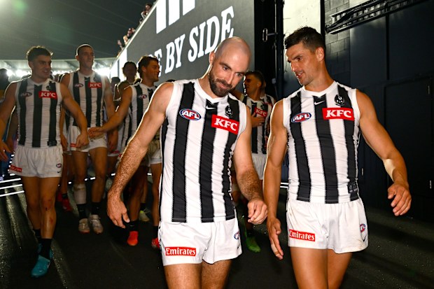 Steele Sidebottom and Scott Pendlebury of the Magpies.