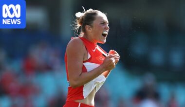AFL live: Sydney's AFLW team wins in front of record SCG crowd as walkout threat looms over men's team