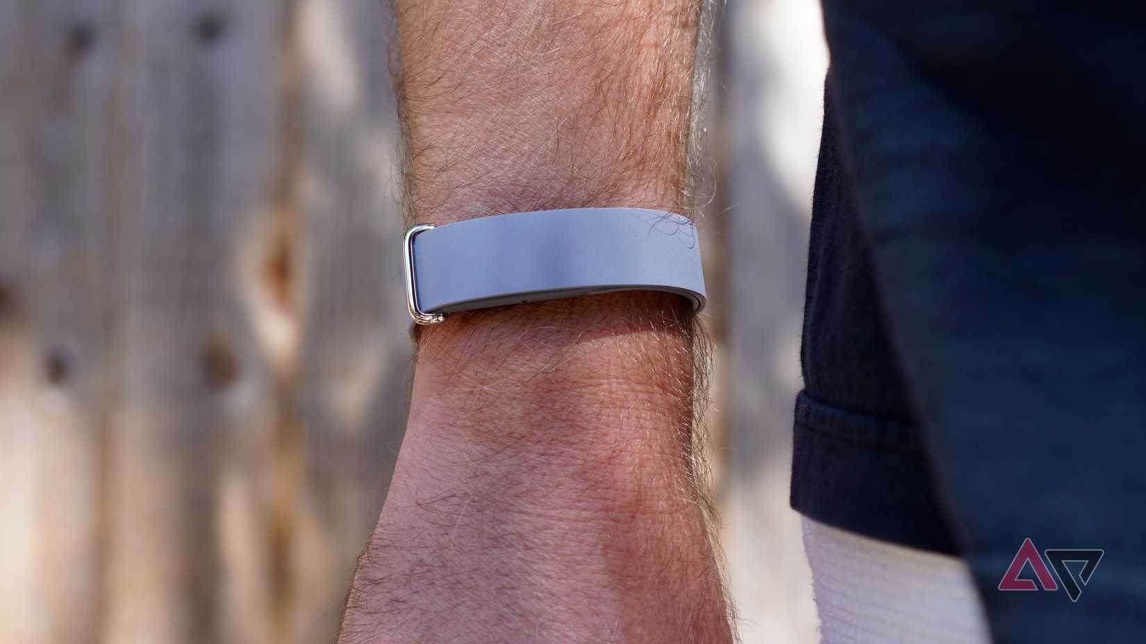 A person wearing the Fitbit Air with the Elevated Band