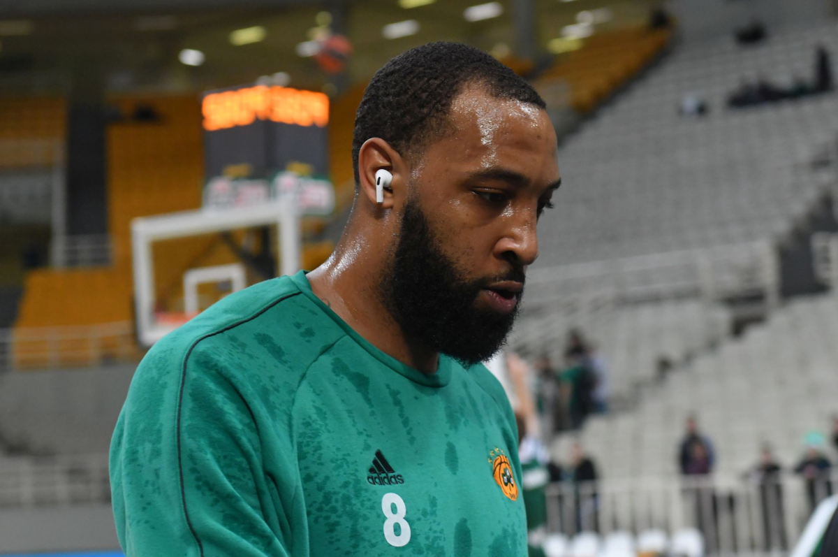Derrick Williams returns to play in Greece