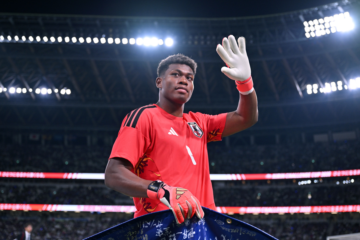 TOKYO, JAPAN - MAY 31: Zion Suzuki of Japan applauds fans after the international friendly match between Japan and Iceland at MUFG Stadium on May 31, 2026 in Tokyo, Japan. (Photo by Kenta Harada/Getty Images) (Aston Villa, Juventus and PSG links)