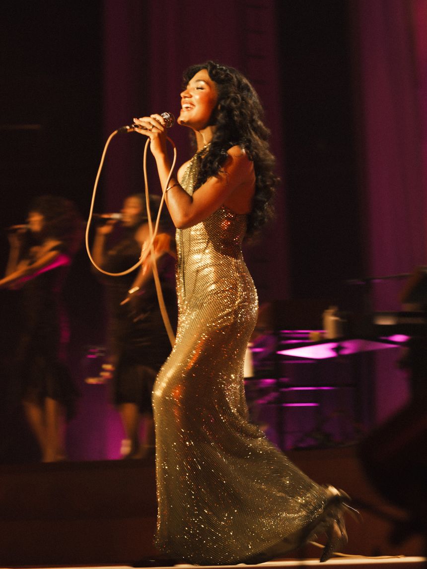 The golden chainmail gown paid homage to one of Dean's most obvious style inspirations, Motown legend Diana Ross.