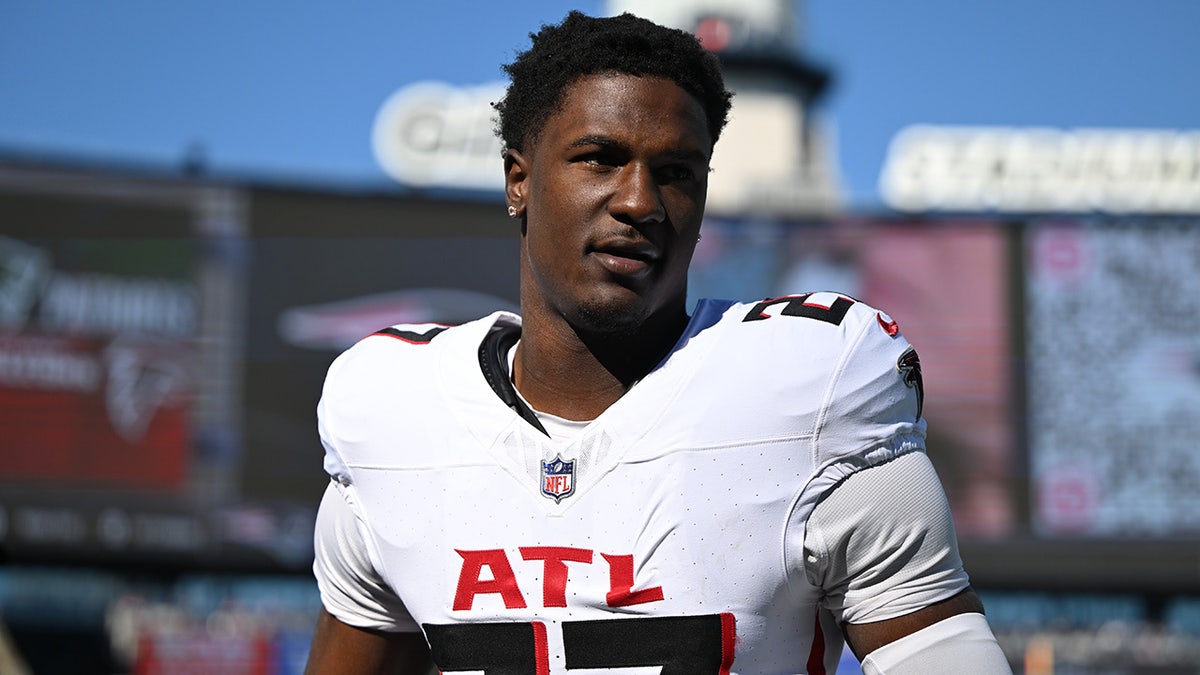James Pearce warms up for game vs Patriots