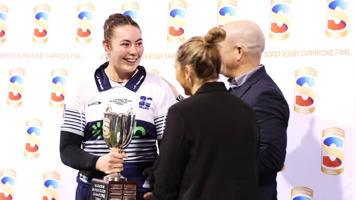 Auckland captain Maia Roos was among the scorers and got her hands on the trophy.  (Mark Kolbe/AAP PHOTOS)