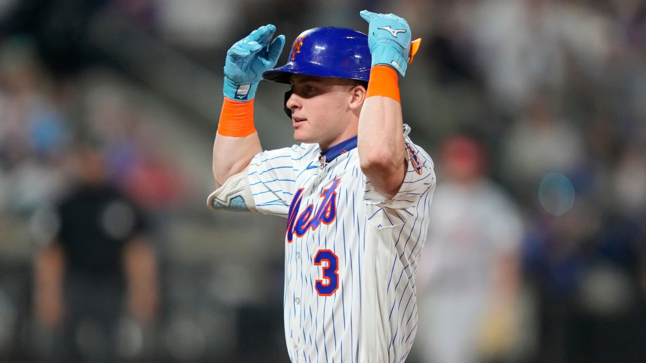 Mets rookie OF Carson Benge exits with sore wrist after sliding catch