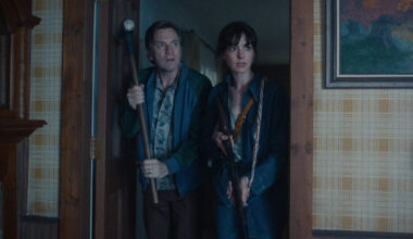 (L-r) Ewan McGregor as Greg Platt and Anne Hathaway as Denise Platt in The End of Oak Street, A Warner Bros. Pictures release.
