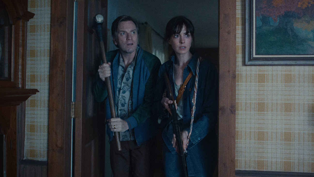 (L-r) Ewan McGregor as Greg Platt and Anne Hathaway as Denise Platt in The End of Oak Street, A Warner Bros. Pictures release.