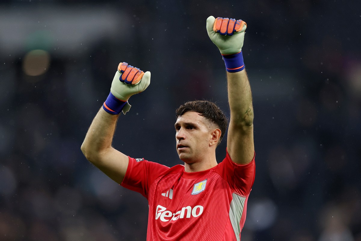 LONDON, ENGLAND - OCTOBER 19: Emiliano Martinez of Aston Villa celebrates victory following the Premier League match between Tottenham Hotspur and Aston Villa at Tottenham Hotspur Stadium on October 19, 2025 in London, England. (Photo by Justin Setterfield/Getty Images) (Juventus links)