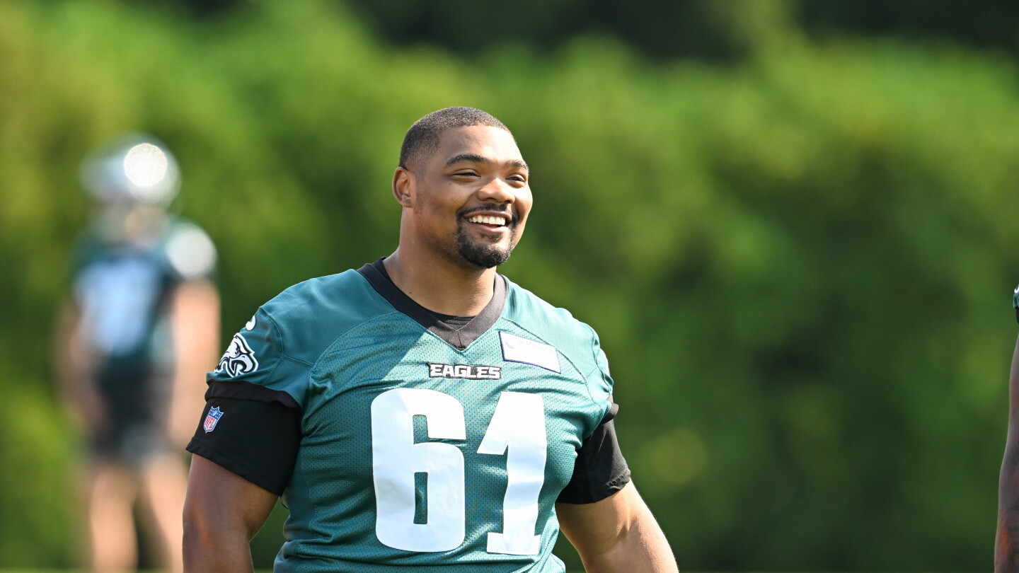 Eagles' undersized center Willie Lampkin continues to impress in the preseason