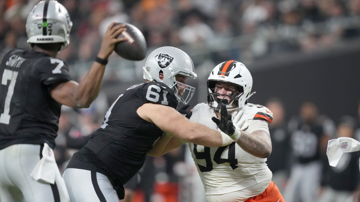 Raiders trade C Jordan Meredith to Jets