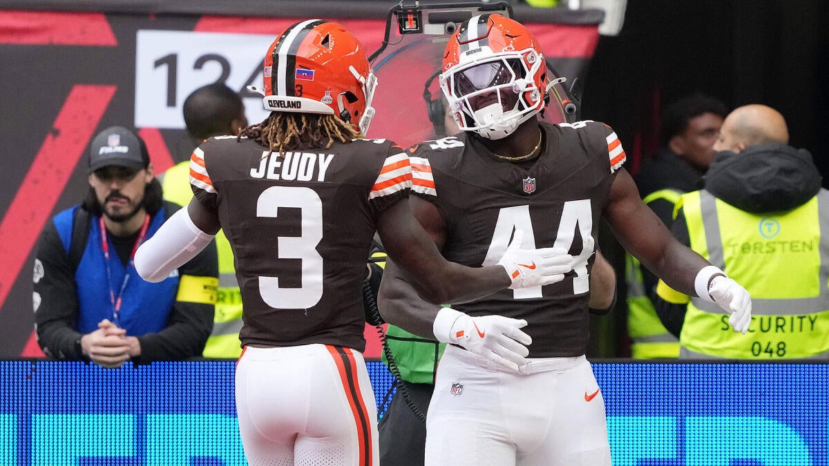 SportsLine experts reveal 2026 Fantasy Football breakout rankings, draft advice