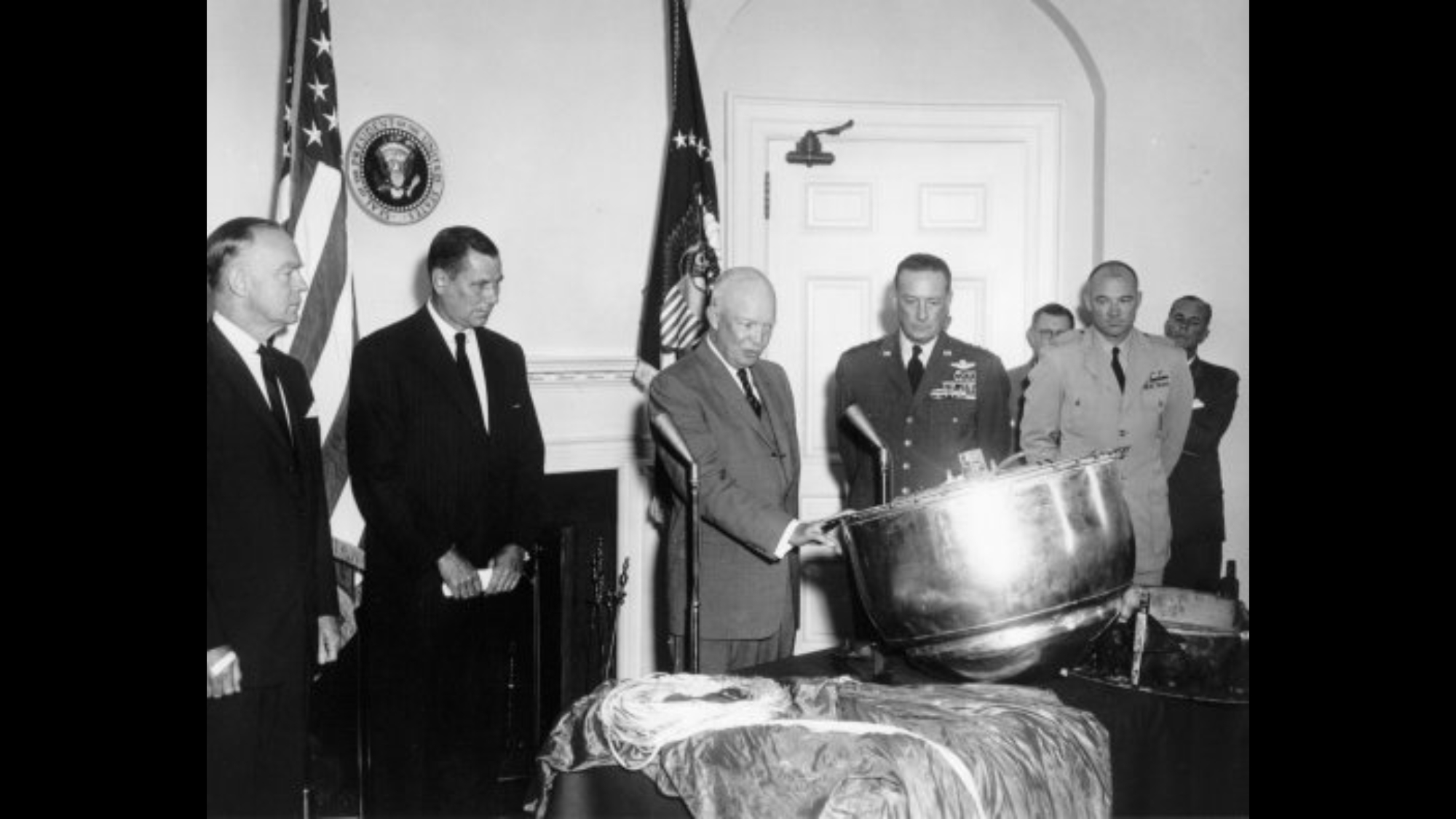 President Eisenhower inspects the capsule from Discoverer 13.