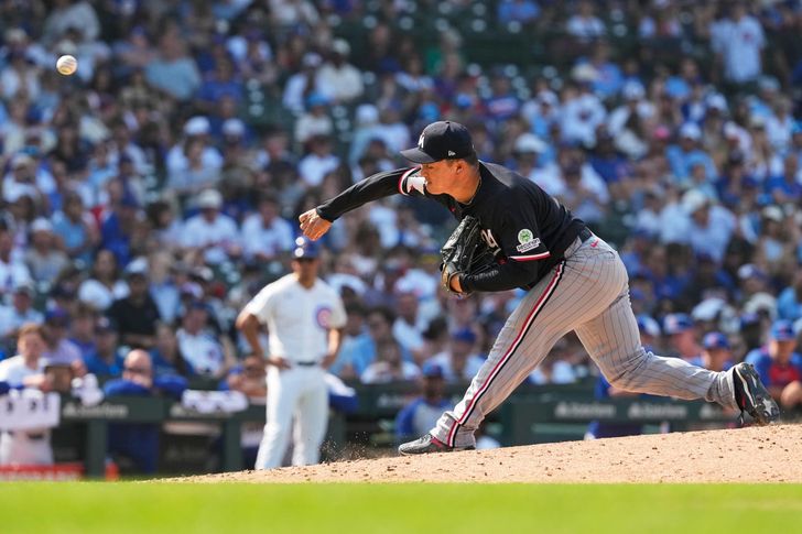 Minnesota Twins relief pitcher Go Woo-suk throws against the Chicago Cubs during the eighth inning of a baseball game in Chicago, July 19. AP-Yonhap