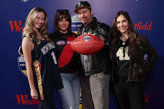 Harry Connick Jr. arrives with family members at the MCG
