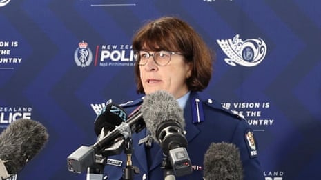 NZ fugitive father Tom Phillips killed in police shootout, authorities say — video