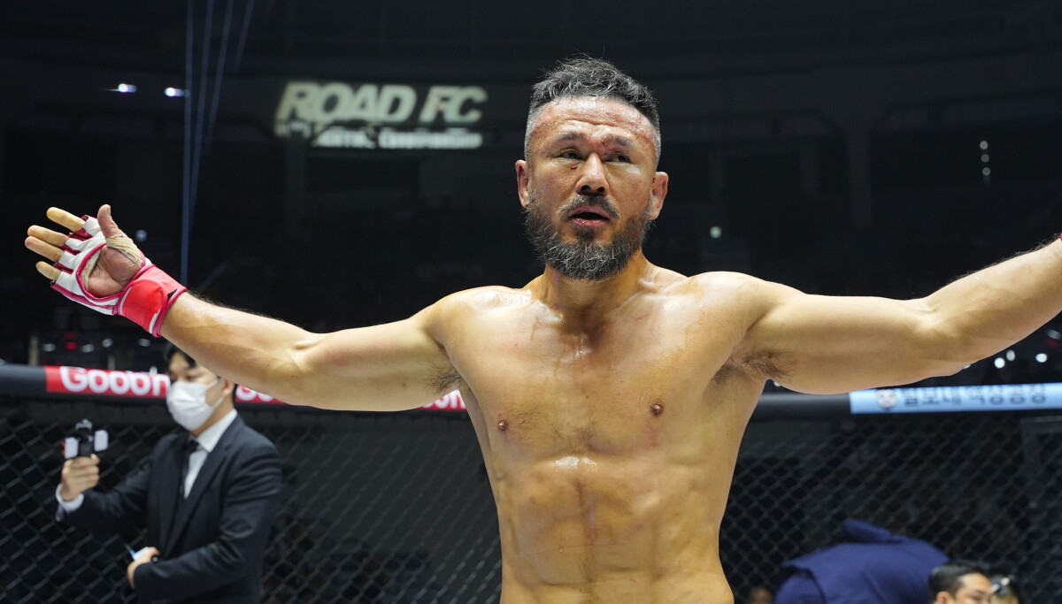 Firefighter Shin Dong-guk wins dramatic MMA fight at Road FC 078