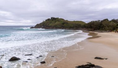 Swimmer dies after being pulled unresponsive from water at Cabarita Beach in northern NSW