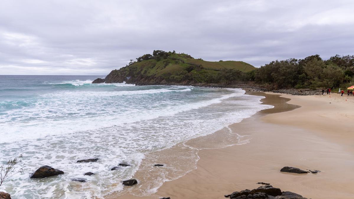 Swimmer dies after being pulled unresponsive from water at Cabarita Beach in northern NSW