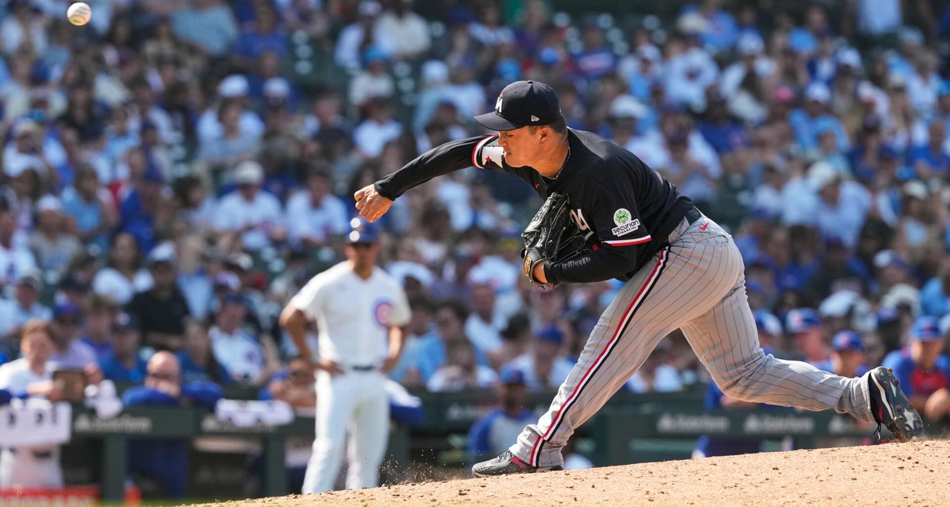 Minnesota Twins relief pitcher Go Woo-suk throws against the Chicago Cubs during the eighth inning of a baseball game in Chicago, July 19. AP-Yonhap
