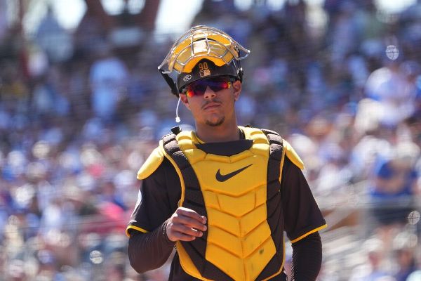 Padres call up 20-year-old catching prospect Ethan Salas