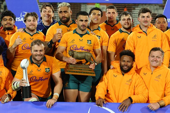 The Wallabies pose with the Puma Trophy, for the first time since 2023.