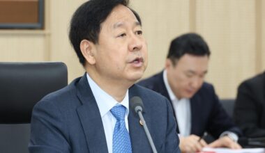 Finance Minister Koo Yun-cheol speaks during a meeting in the central city of Sejong, Friday. Yonhap
