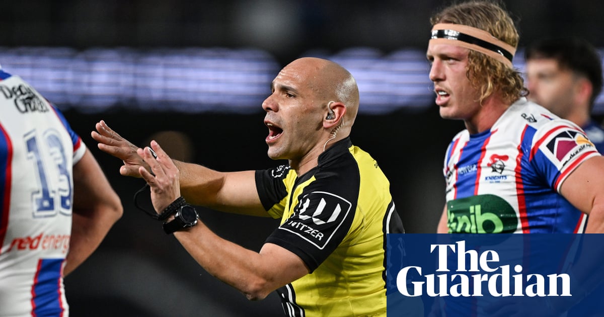 NRL open investigation into fans after top referee pelted with rubbish at Eden Park | NRL