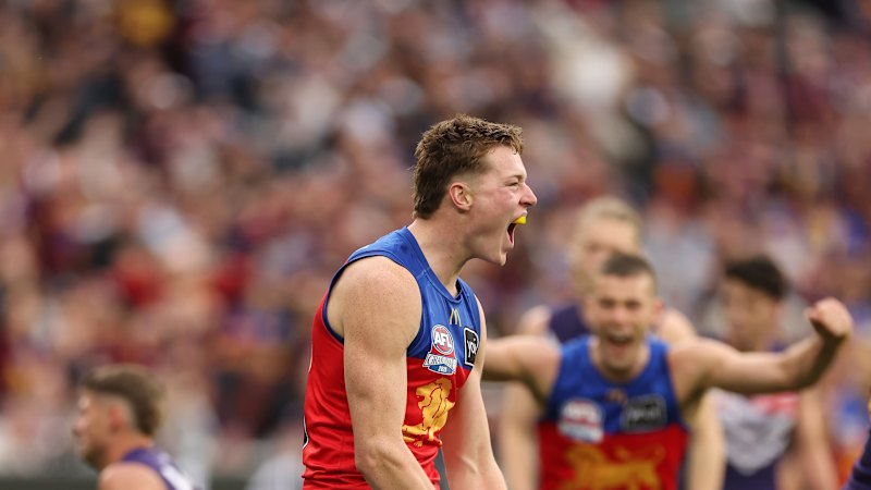 AFL grand final LIVE: Fremantle opens narrow lead over Brisbane as all-time classic enters final quarter