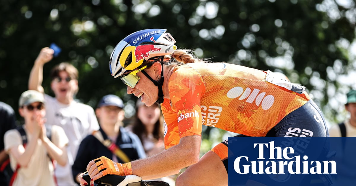 Demi Vollering seals dramatic women’s road race world title in Montreal | Cycling Road World Championships