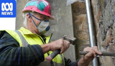 Australia's historic stone buildings could crumble without a new generation of stonemasons