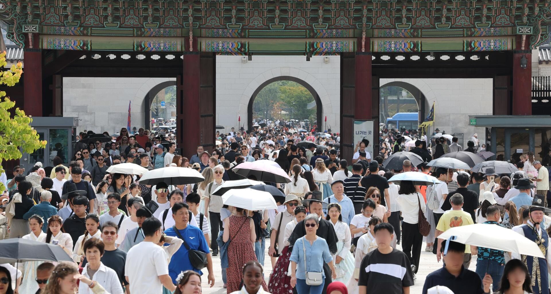 Tourists visit the Gyeongbok Palace in Seoul, Thursday, for the Chuseok holidays. Yonhap