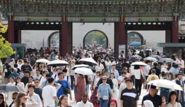 Tourists visit the Gyeongbok Palace in Seoul, Thursday, for the Chuseok holidays. Yonhap