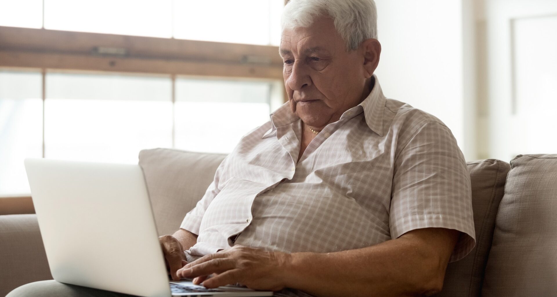 Study: Screen time modalities and neurocognition in older adults: multi-cohort and Mendelian randomization evidence. Image Credit: fizkes / Shutterstock