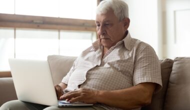 Study: Screen time modalities and neurocognition in older adults: multi-cohort and Mendelian randomization evidence. Image Credit: fizkes / Shutterstock