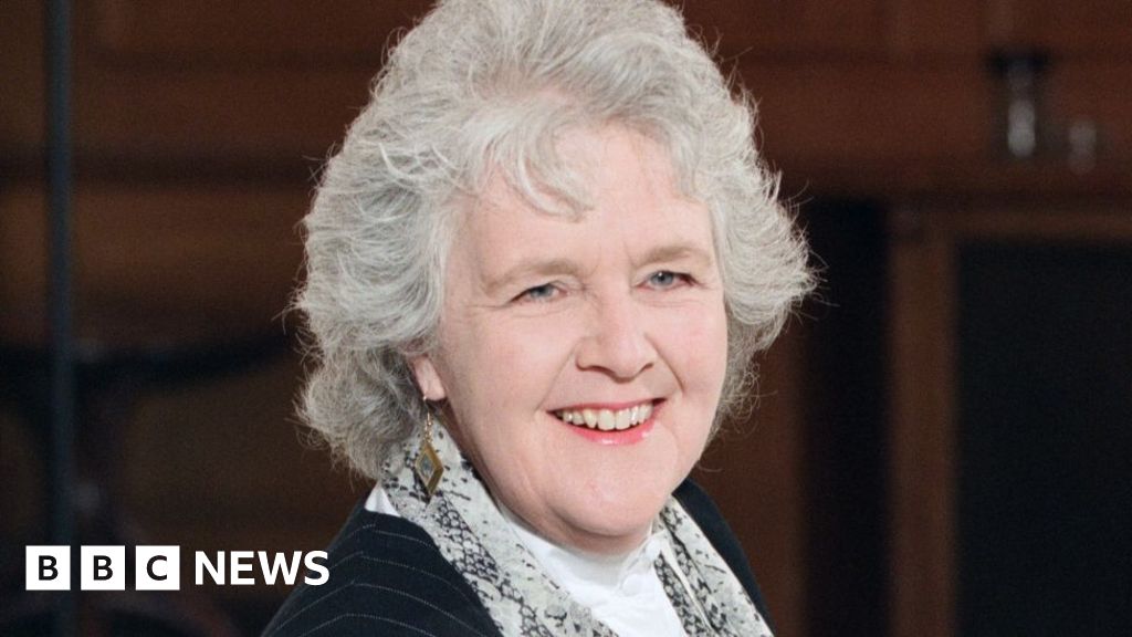 Stephanie Cole: Coronation Street and Doc Martin actress dies aged 84 - BBC