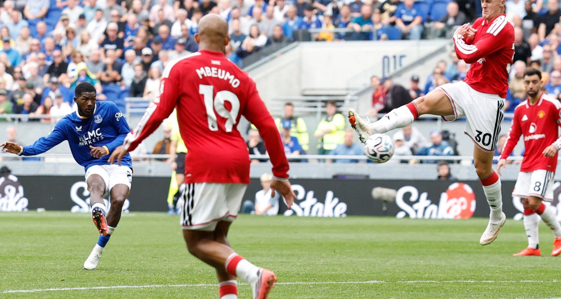 Maitland-Niles stuns Manchester United as Everton claim last-ditch point | Football