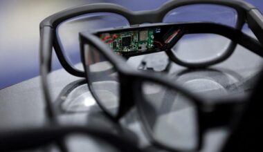 Australia considers banning the use of smart glasses in government buildings