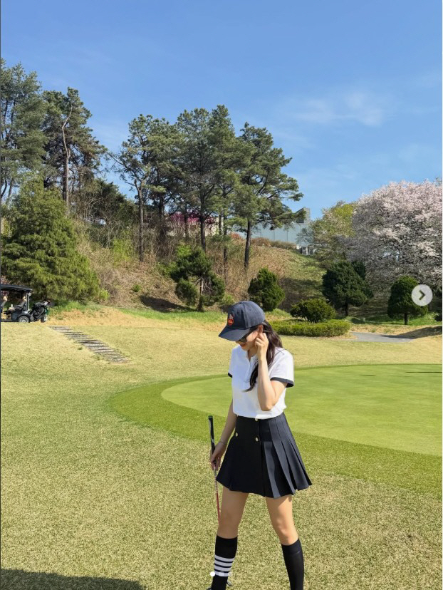 Sung Yu Ri skips the golf and poses for a pictorial instead... “The original fairy” in every photo