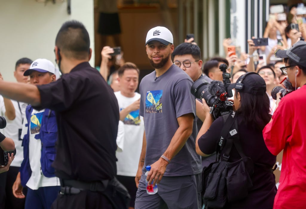 NBA star Stephen Curry arrives to cheers from pupils, teachers and onlookers. Photo: Jonathan Wong