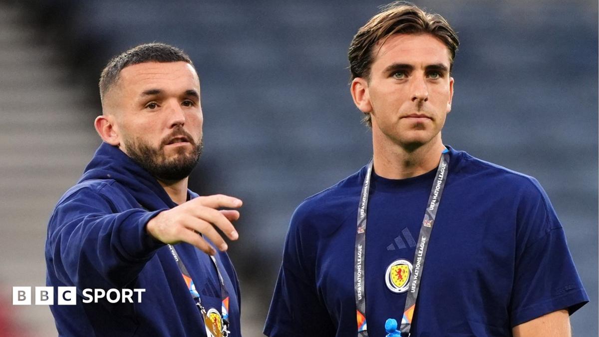 Switzerland assistant coach Calla and head coach Murat Yakin